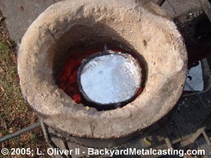 The pot of molten aluminum