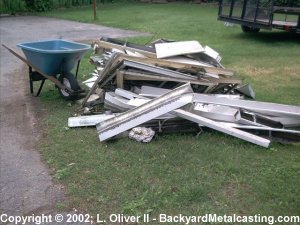 A heap of scrap aluminum